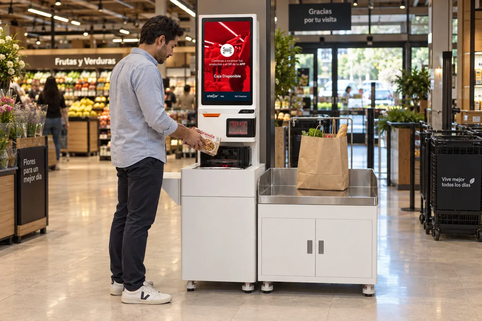 Cliente utilizando una caja de autoservicio Stellar en un supermercado